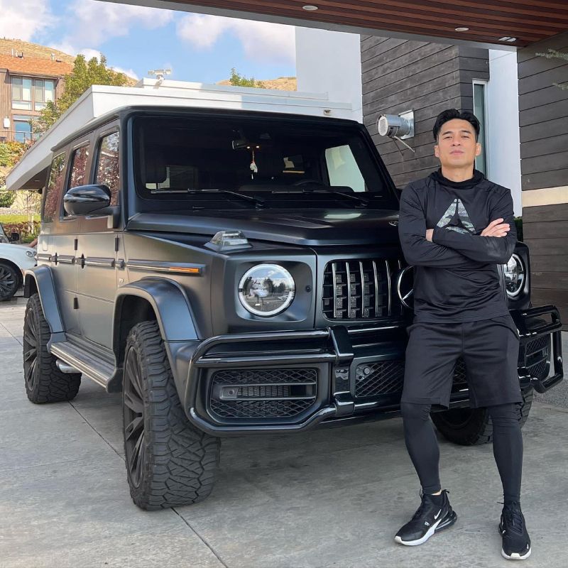 Ngoài ca hát, anh còn tham gia diễn xuất trong phim ca nhạc