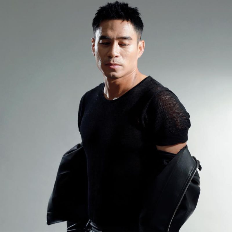 Andy Quách là một nam ca sĩ hải ngoại