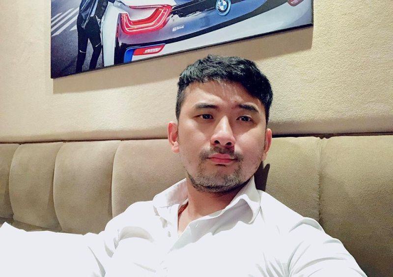 Anh được biết đến nhiều trên mạng xã hội nhờ phong cách sống sang chảnh