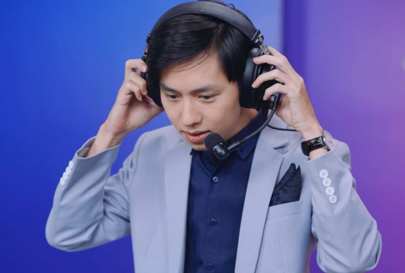 Văn Tùng còn là streamer và YouTuber, xây dựng nội dung phân tích chuyên sâu về trận đấu