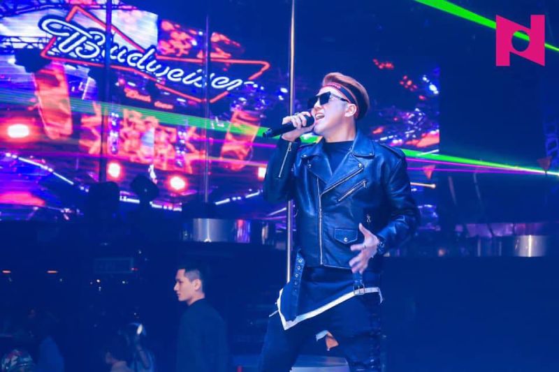 Ca sĩ Đình Phong đến với âm nhạc một cách khá tình cờ nhưng sớm xác định con đường ca hát chuyên nghiệp