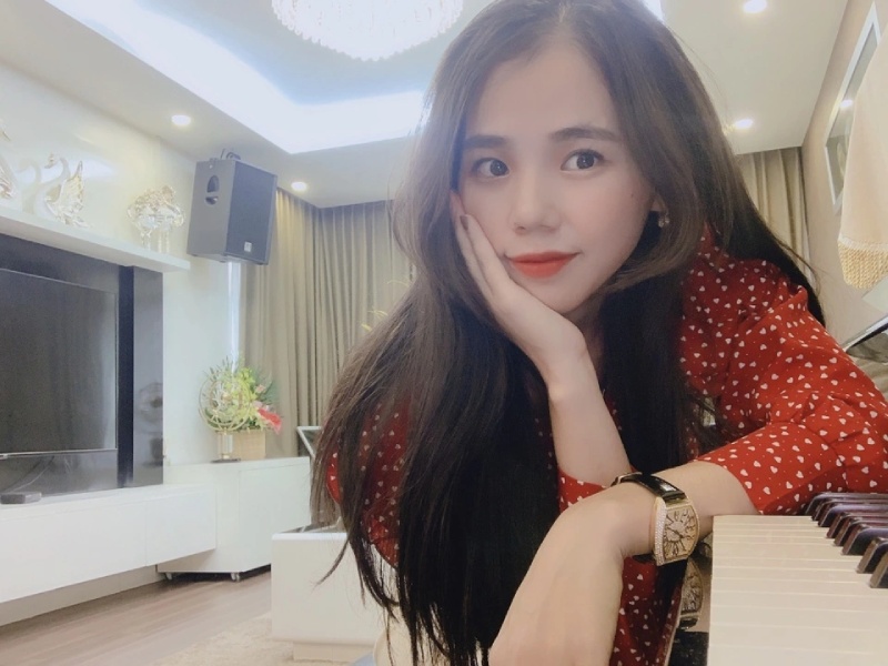 Hương Ly là nữ ca sĩ sở hữu kênh YouTube có tổng lượt xem cao nhất Việt Nam