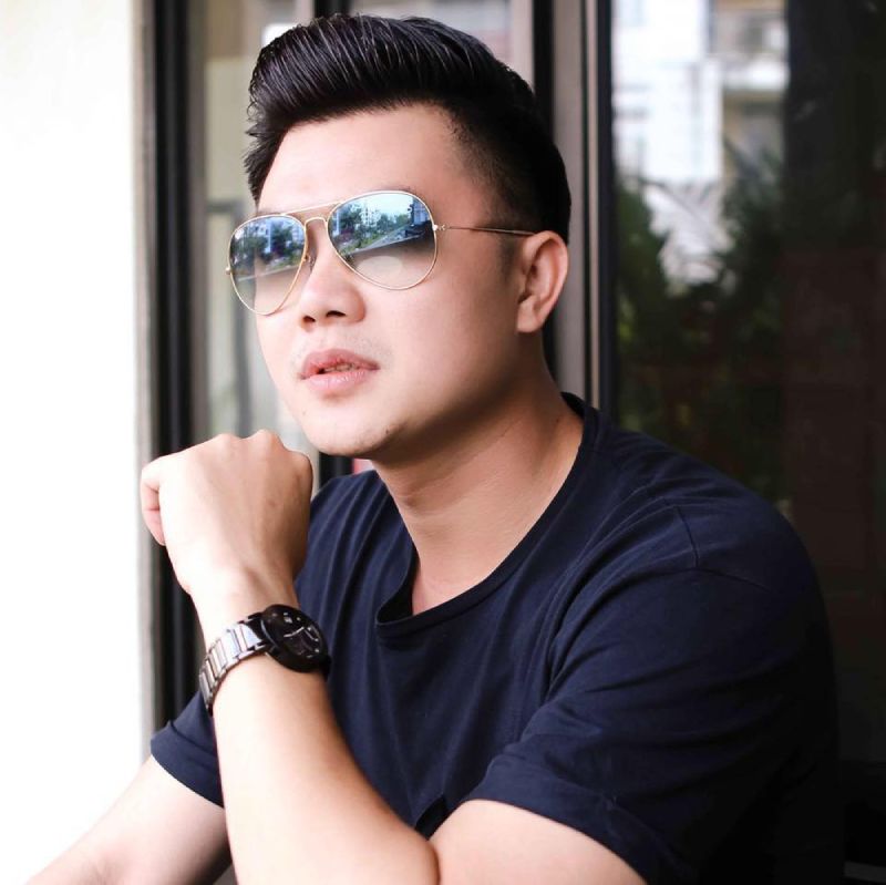 Anh được ca sĩ Phi Nhung – một trong những gương mặt chủ chốt của bolero Việt – nâng đỡ và dẫn dắt