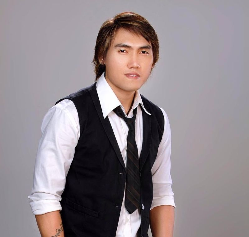 Tuấn Quỳnh là một nam ca sĩ Việt hoạt động âm nhạc ở hải ngoại