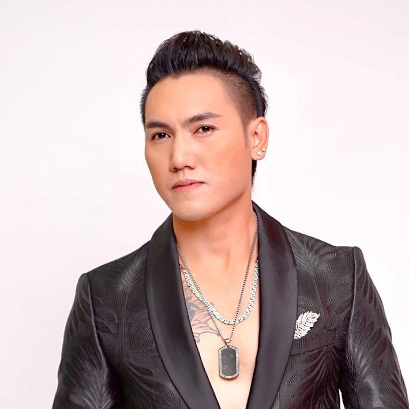 Tuấn Quỳnh được khán giả biết đến với giọng hát thuộc dòng nhạc trữ tình và dân ca nhẹ nhàng, sâu lắng