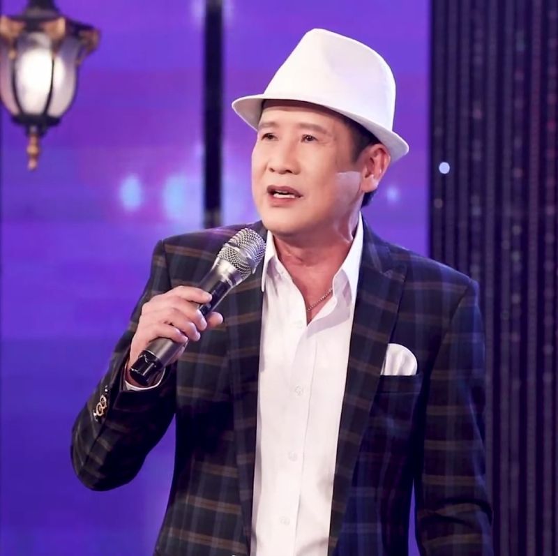 Tuấn Vũ được biết đến nhờ giọng hát ấm, ngọt và cách luyến láy đặc trưng