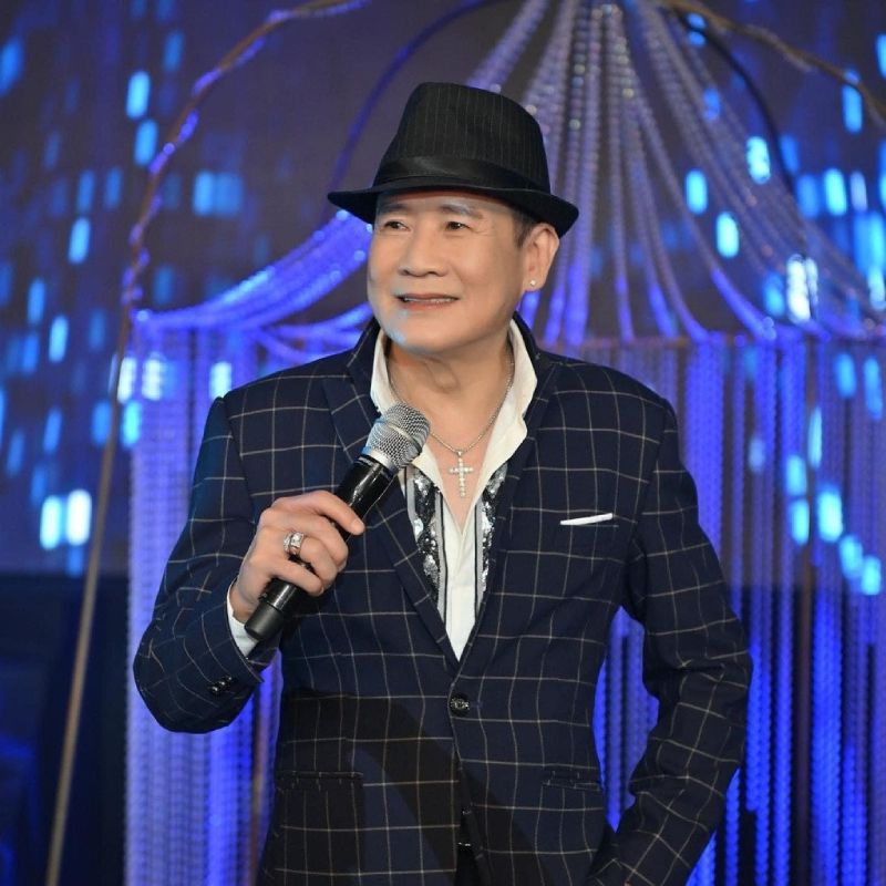 Ca sĩ Tuấn Vũ nổi tiếng với dòng nhạc vàng, bolero và tình khúc hải ngoại