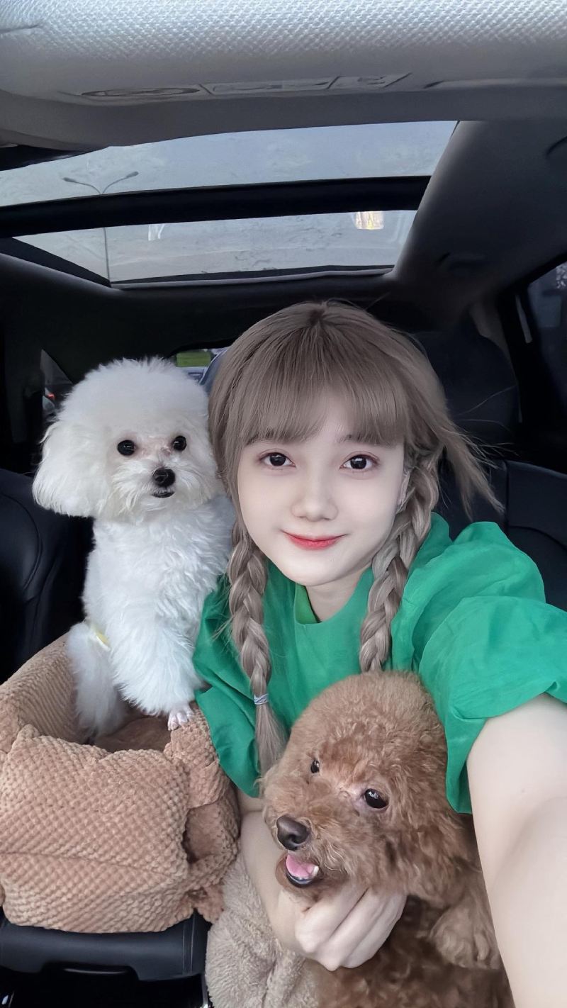 Cô cũng hoạt động như MC, diễn viên tự do và streamer