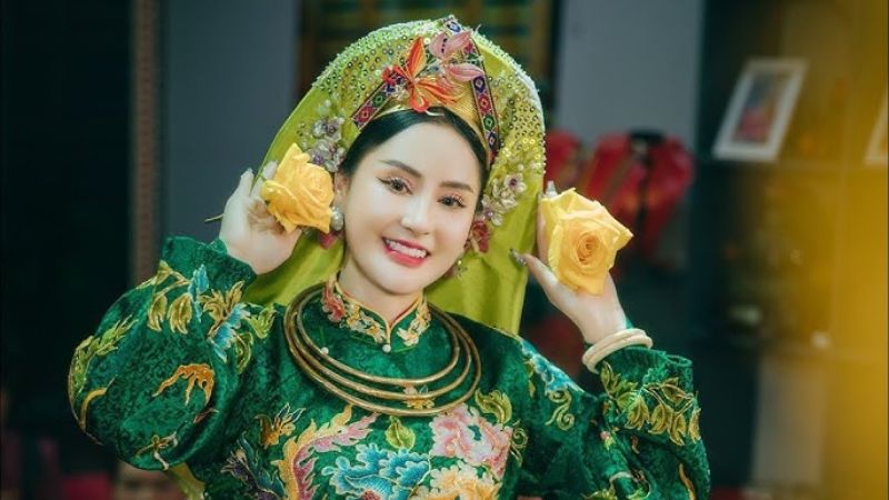 Cô đồng Kim Cúc là thanh đồng và thủ nhang tại bản điện Cửu Tỉnh Linh Từ ở Bắc Ninh