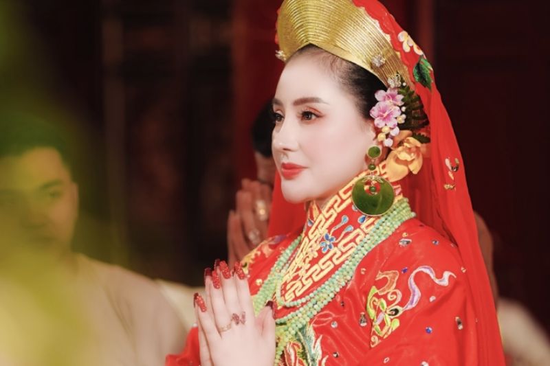 Cô đồng Kim Cúc là một thanh đồng, thủ nhang trẻ tuổi nổi tiếng