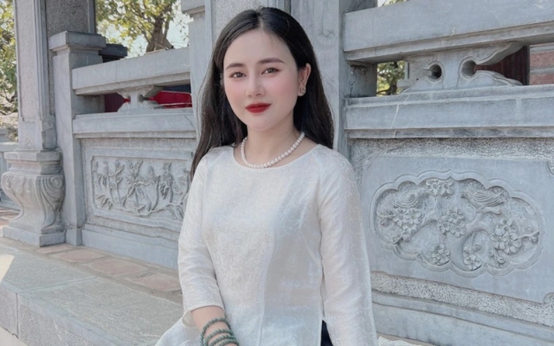 Diệu Minh Châu được nhiều người quan tâm khi những hình ảnh xinh đẹp của cô trong bộ pháp phục truyền thống