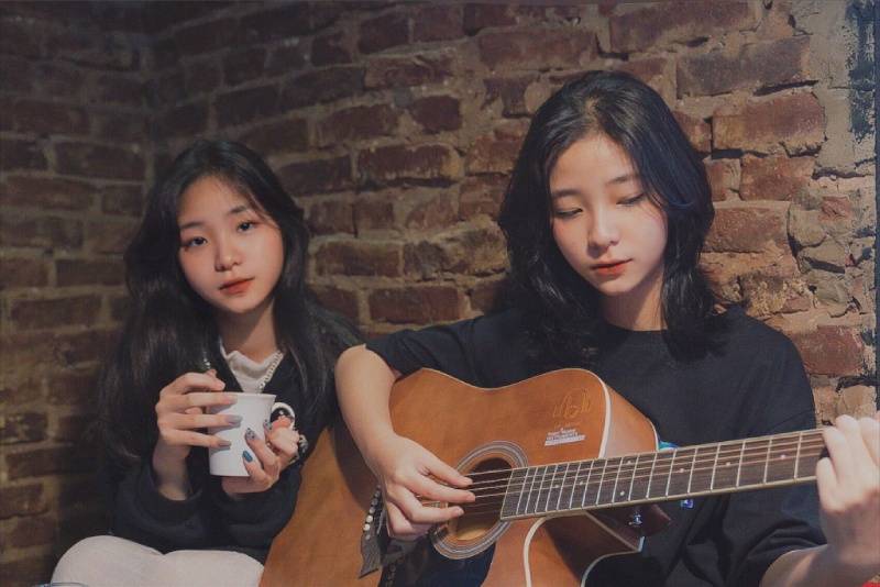 Double Chou là cặp chị em song sinh Khánh Châu và Huyền Châu có những bản cover triệu view trên TikTok