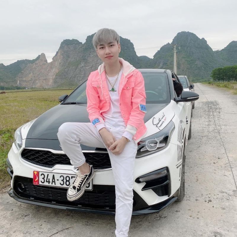 Đức Toại được biết đến chủ yếu với vai trò là vlogger/youtuber giải trí