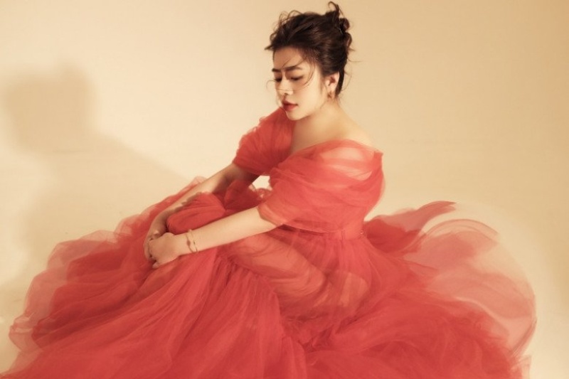 Dung Hoàng Phạm là nữ ca sĩ, TikToker sinh năm 1995 tại Mộc Châu