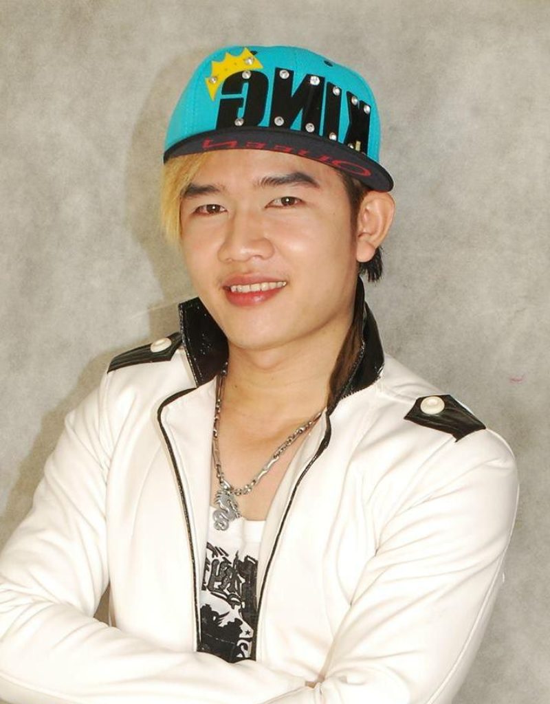 Anh theo dòng nhạc trẻ với nhiều ca khúc về tình yêu, cảm xúc, cuộc sống