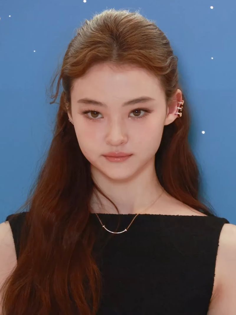 Ella được đào tạo bài bản và debut chính thức với tư cách thành viên của nhóm nhạc Meovv