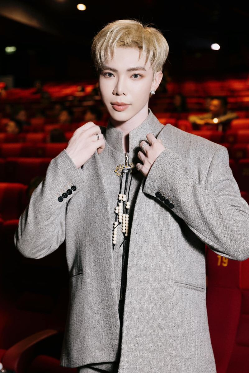 Erik từng là thành viên nhóm Monstar