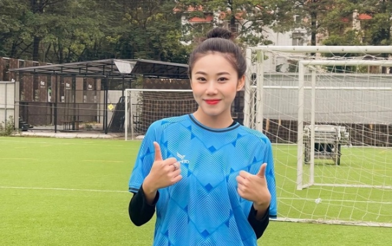 Bình Gấu giành giải thưởng Cầu thủ xuất sắc nhất tại giải bóng đá vô địch nữ sân 7