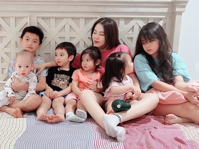 Cô từng trải qua hai cuộc hôn nhân và là mẹ của 6 người con