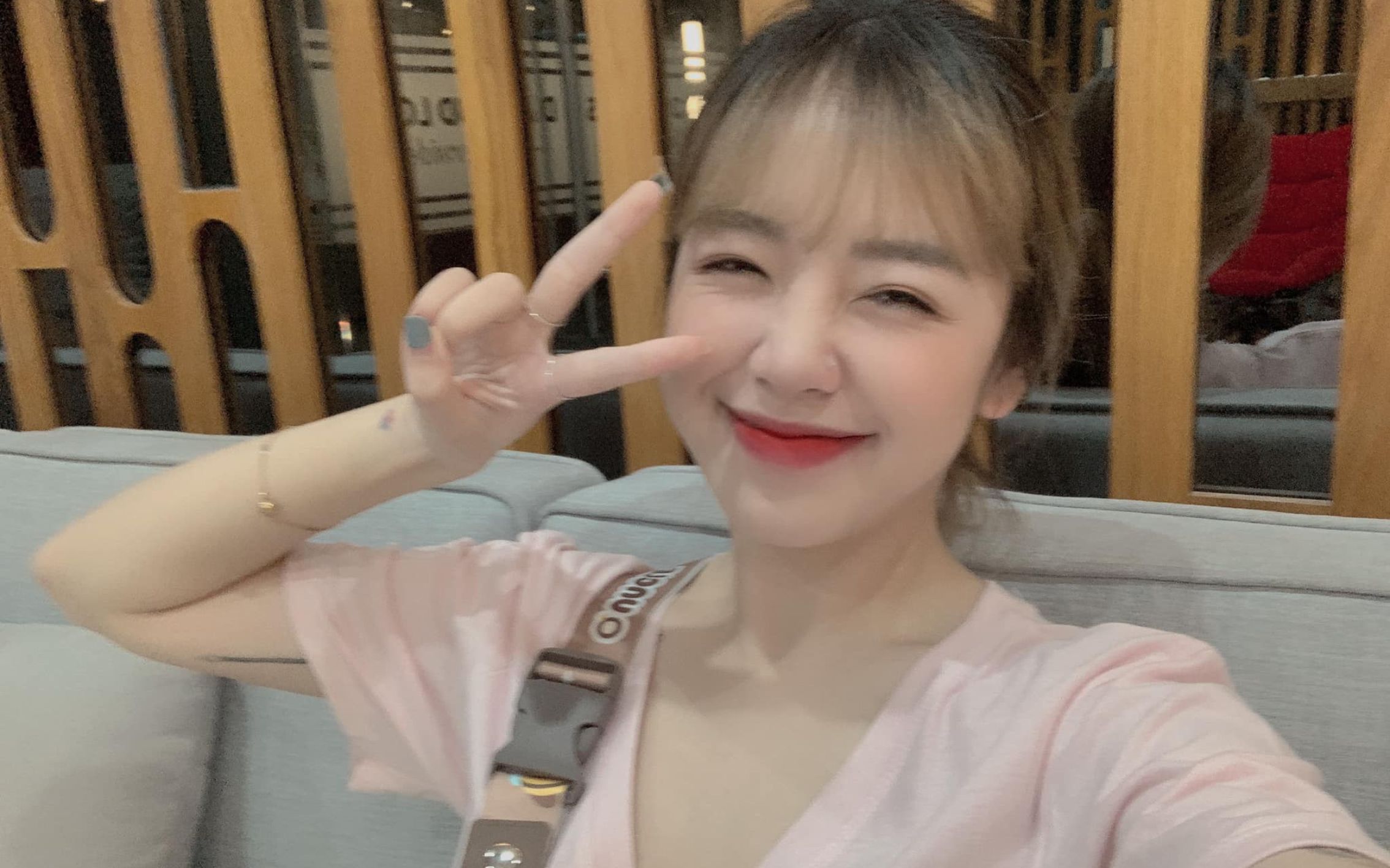 Hoàng Thu Hường là ai