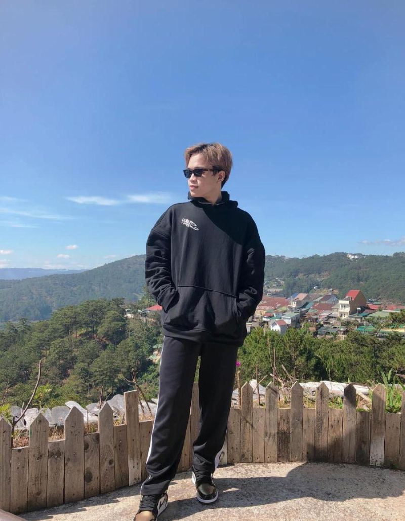 Huy Đinh là thành viên của nhóm cộng tác Sinh Tố Team với nhiều YouTuber khác