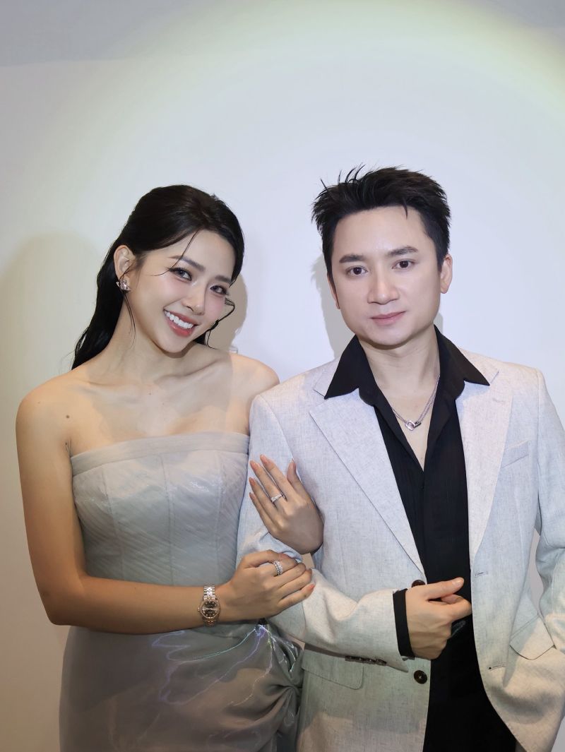 Cô được chú ý rộng rãi khi hẹn hò nhiều năm và sau đó tiến tới hôn nhân với ca sĩ – nhạc sĩ Phan Mạnh Quỳnh