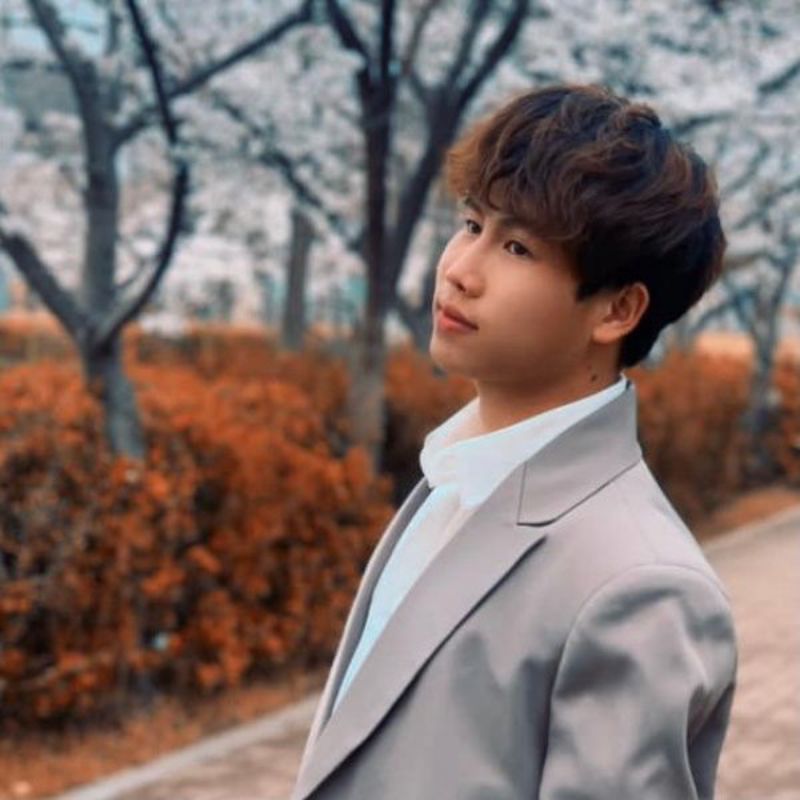 Khả Hiệp là một nam ca sĩ trẻ