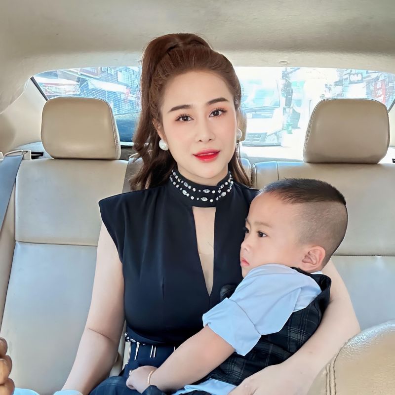 Kim Ái từng trải qua một cuộc hôn nhân tan vỡ và hiện tại cô là mẹ đơn thân