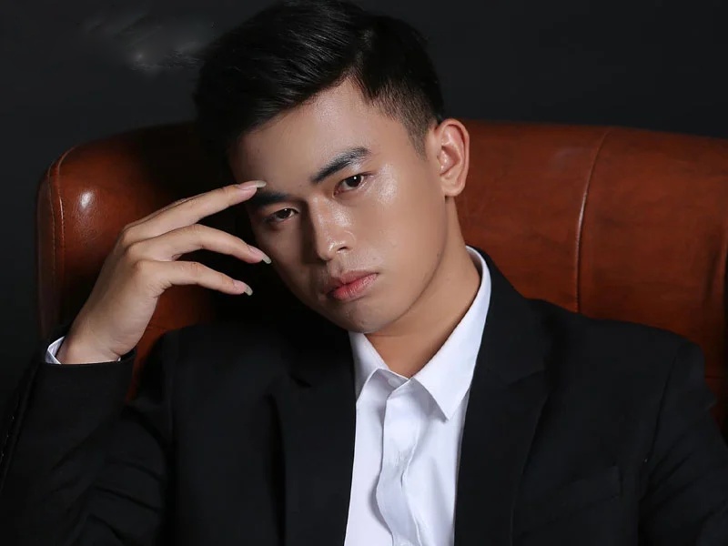 Lê Trung Hoàng là một Hot TikToker với biệt danh "Thần bài Dubai"