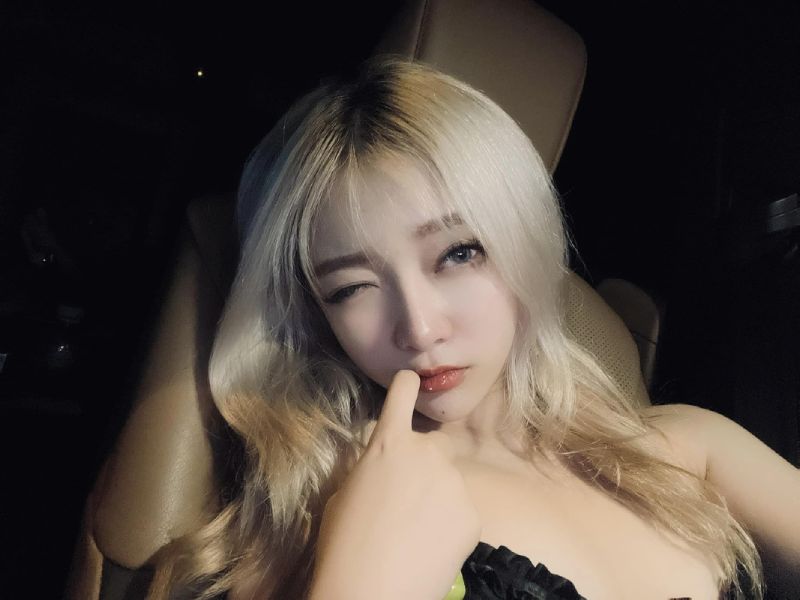 Linh Chichan nổi bật với ngoại hình gợi cảm và phong cách sexy