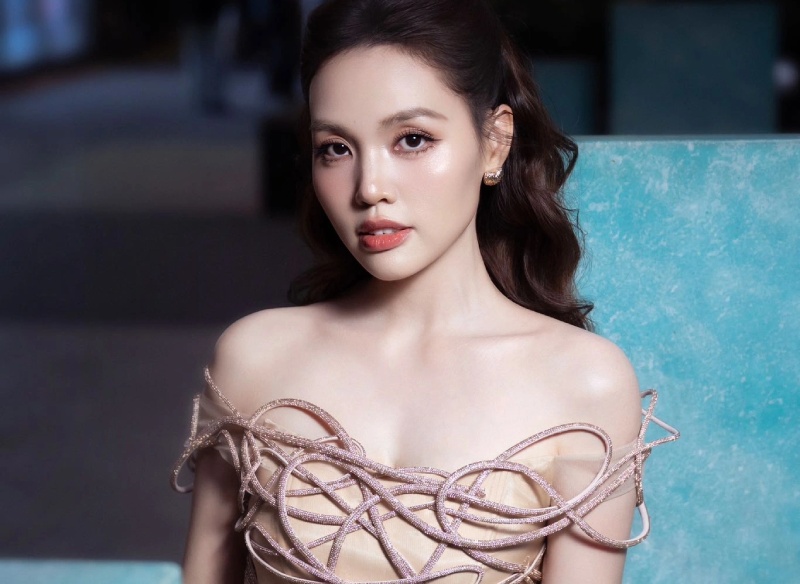 Linh Phi là nữ ca sĩ, diễn viên, MC tài năng