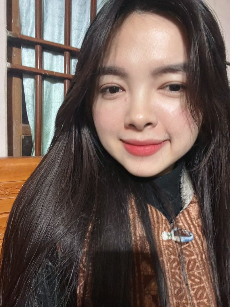 Cô thường chia sẻ về cuộc sống, món ăn, văn hóa và cảnh đẹp