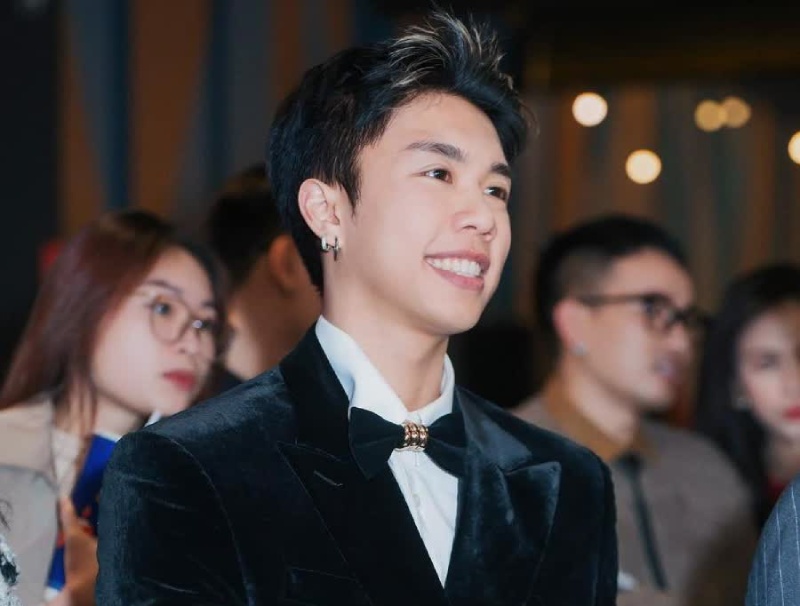 Long Vũ là con trai nghệ sĩ hài Vân Dung, là diễn viên trẻ đang gây sốt