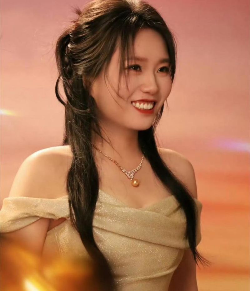 Lý Tuyết Cầm là diễn viên hài độc thoại, diễn viên truyền hình và MC