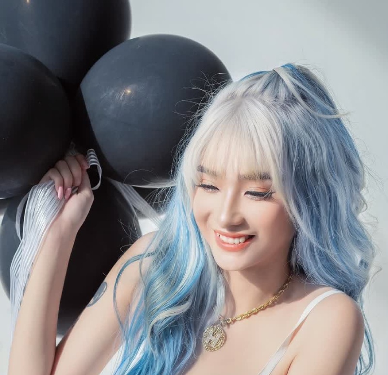 Ánh Huyền bắt đầu hoạt động trên mạng xã hội từ năm 2017