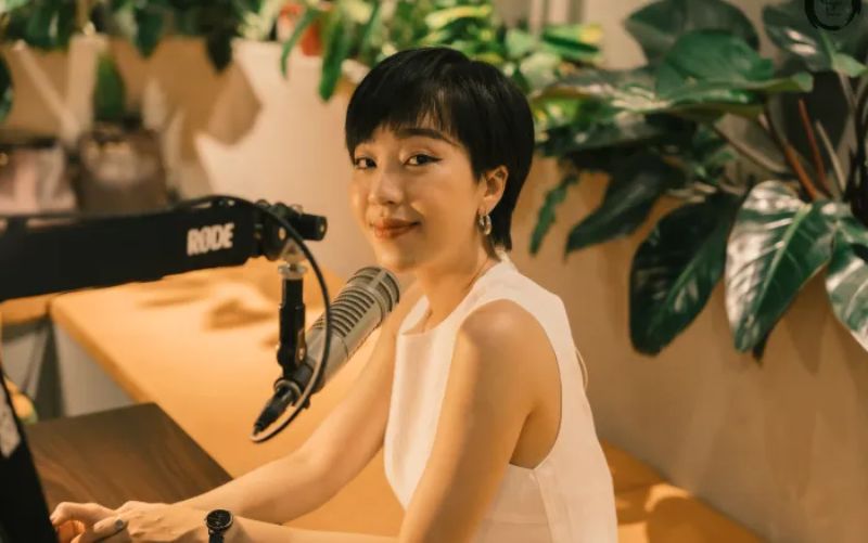 Cô từng giành giải Quán quân cuộc thi “Cầu Vồng MC” năm 2013