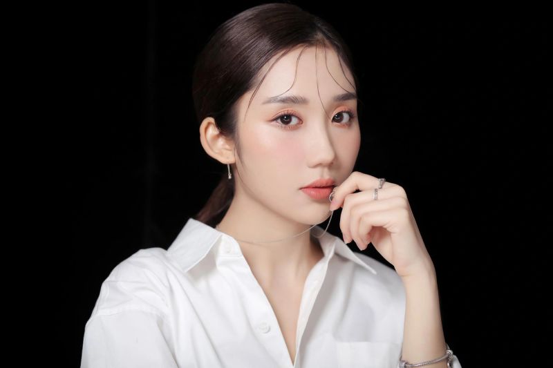 Mina Young là một hot girl quân nhân, streamer nổi tiếng và ca sĩ triển vọng