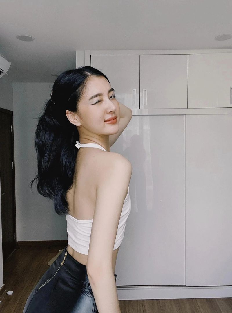 Cô trở thành tâm điểm truyền thông khi mối quan hệ tình cảm của cô với nam ca sĩ Hồ Quang Hiếu