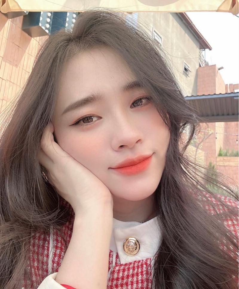 Ngoài việc viết truyện, cô còn hoạt động trong kinh doanh