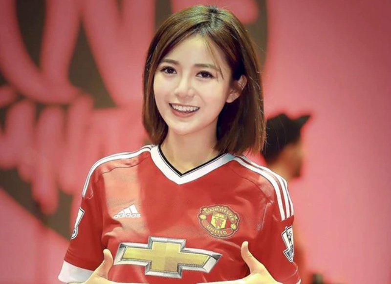 Nguyễn Tú Linh là cô gái từng làm chao đảo cộng đồng mạng với biệt danh "hot girl M.U"