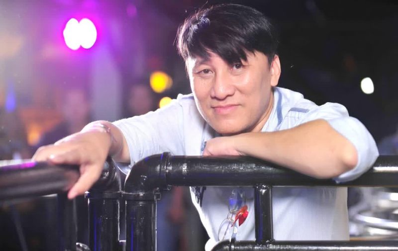 Ông bầu Hoàng Tuấn là một ông bầu/nhà quản lý nghệ thuật nổi tiếng