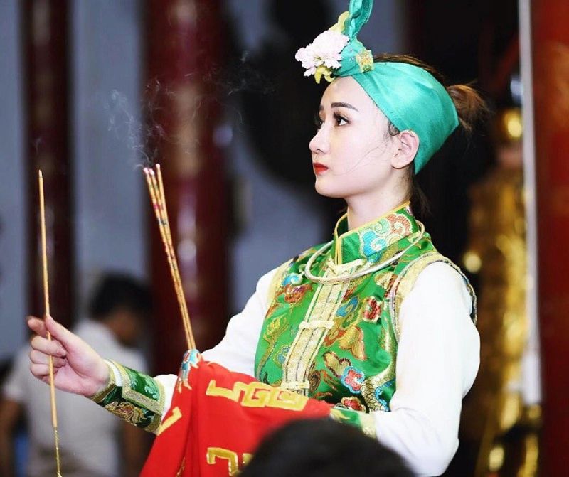 Phạm Thu Hường là một cô đồng 9X nổi tiếng trên mạng xã hội