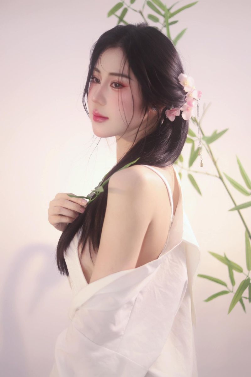 Trên mạng xã hội, cô có lượng người theo dõi đáng kể