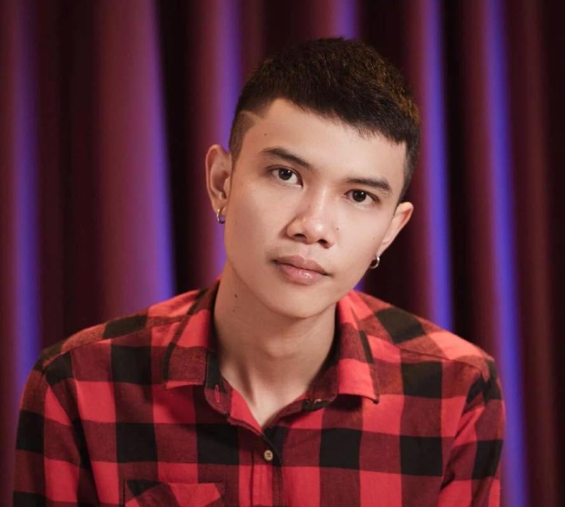 Sinike nổi tiếng nhờ vai trò sáng tác trong nhóm nhạc X2X Band