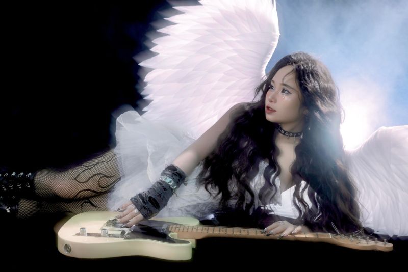 Cô cũng từng vướng vào một số ồn ào đời tư khi bị giới truyền thông đưa tin về các mối quan hệ cá nhân