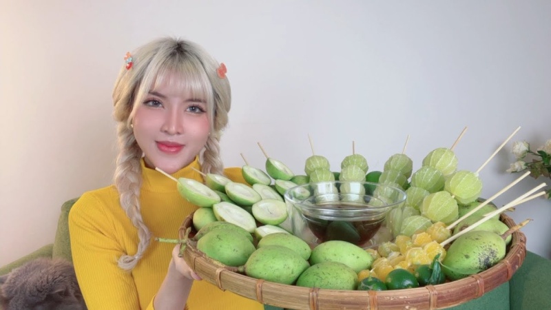 Tóc Vàng Hoe đăng tải các video mukbang với format đơn giản
