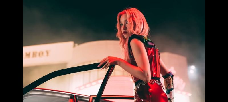 Cô được biết đến rộng rãi với vai trò là thành viên của nhóm nhạc nữ (G)I-DLE