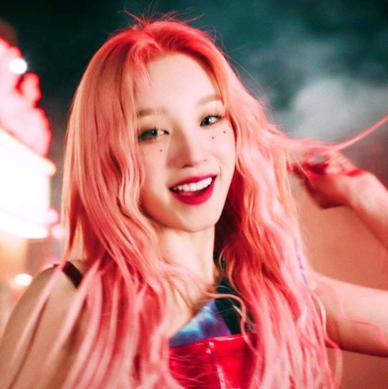 Tống Vũ Kỳ là nữ ca sĩ, vũ công và nghệ sĩ giải trí người Trung