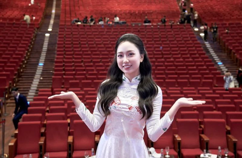 Cô gây chú ý nhờ khả năng nói thạo cả tiếng Anh và tiếng Pháp