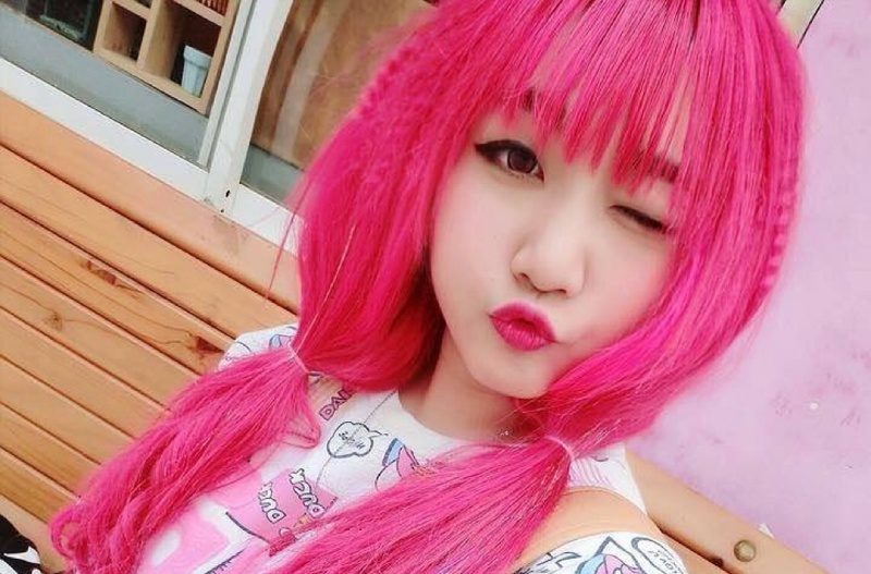 Trần Ngọc Cát Phương có mái tóc đỏ nổi bật cùng phong cách ăn mặc hầm hố